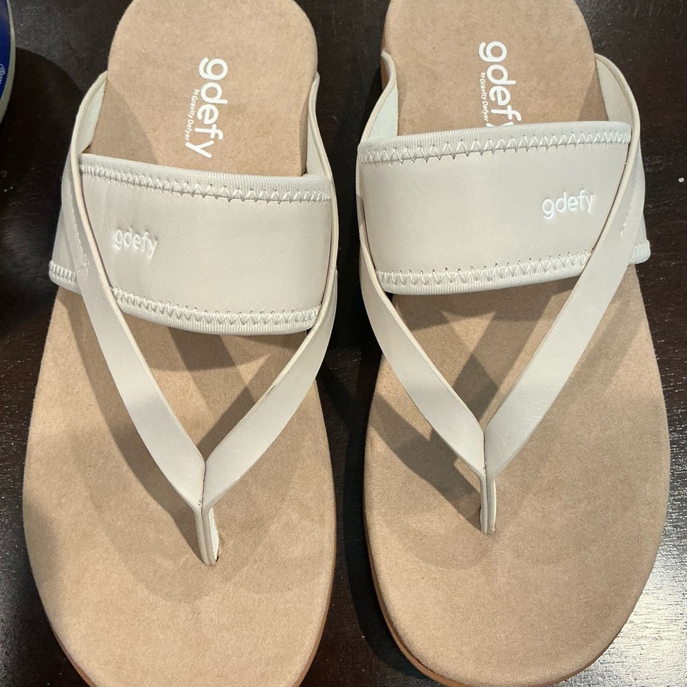 GDEFY Woman's Size 9 Beige VeroShock Orthotic Thong Sandals NEW